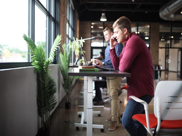 health_benefits_of_an_adjustable_standing_desk_dot_com